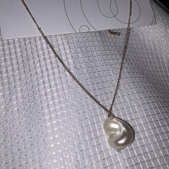 Urban Outfitters Gold Tone Dainty Necklace Seashell NWT - Picture 2 of 7